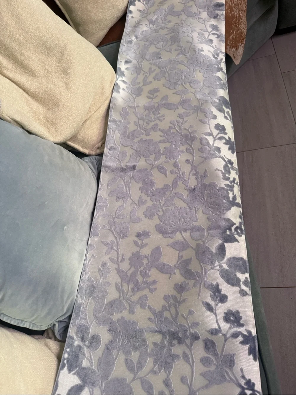 Runner velvet light blue with white background